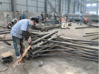 路灯上桩打磨场景