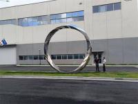 常熟永联科技公司雕塑安装现场，不锈钢锻造抛光工艺