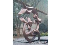 福建漳州雕塑制作，锻造紫铜抽象雕塑安装现场