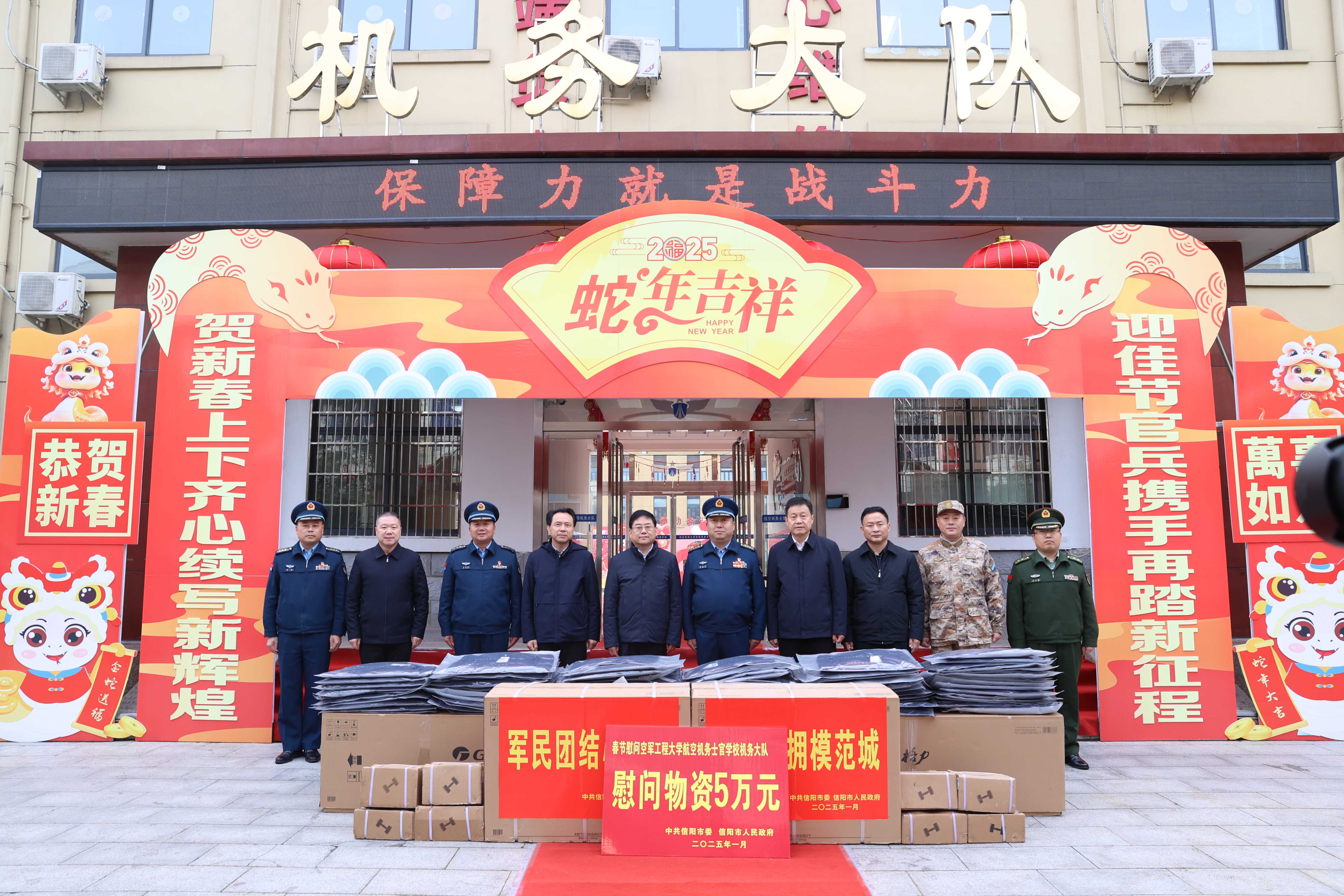 市长陈志伟春节前夕走访慰问驻信部队基层官兵