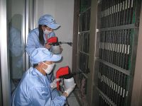 军队通信设备带电清洁作业图