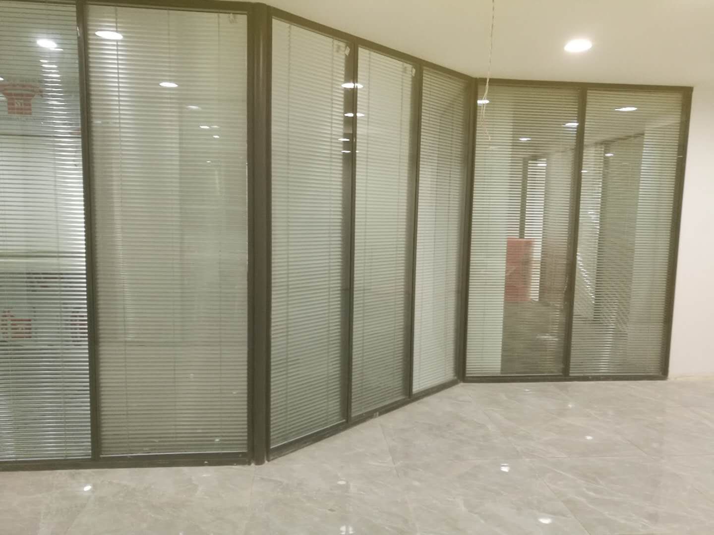 105玻璃隔断-3