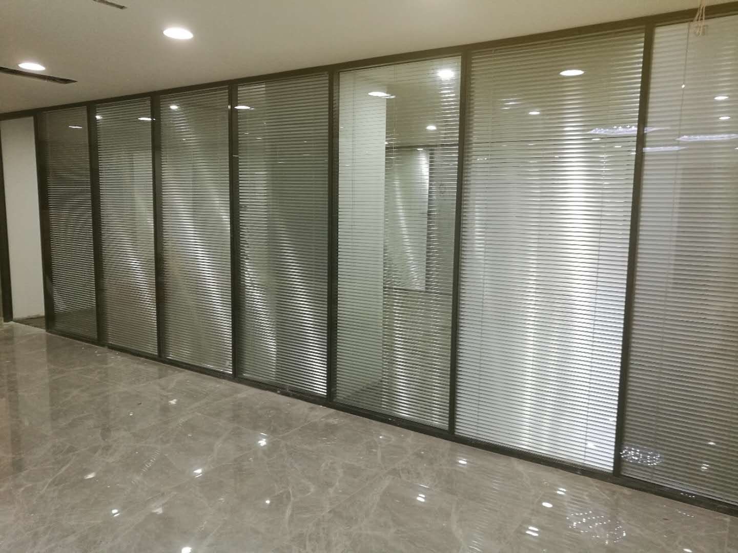 105玻璃隔断-5
