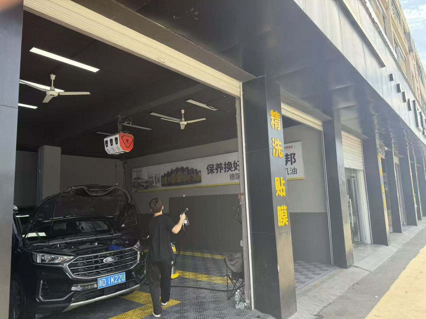 绿修邦全国连锁•绍兴柯桥杰通汽修实拍:精洗贴膜工位