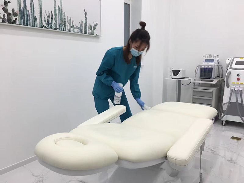 组建四十人专业美容师团队，持证上岗，经系统化技艺培训，深耕传统护肤技艺，实操经验丰富，团队稳定专业。