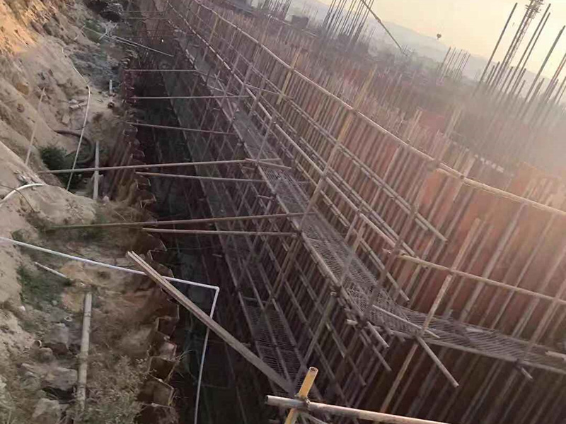 广东汕头工业园钢板桩地基施工-3