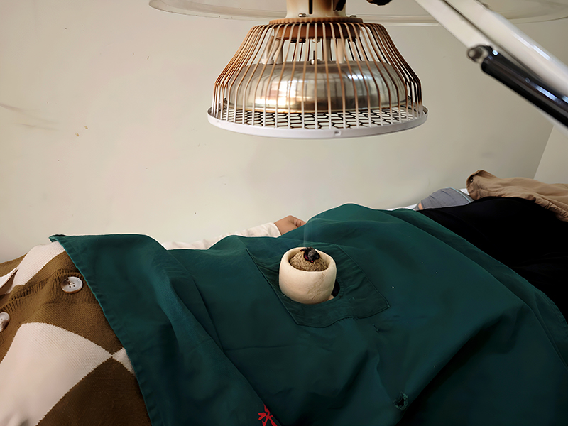 全员持证上岗，分工完善，诊疗、抓药、护理全流程标准化服务。床位独立帘子隔断，有效保护患者就诊隐私。